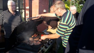 Jens Arne og Frank ved grillen